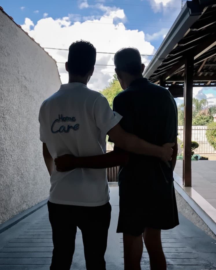 Equipe de cuidadores e profissionais de saúde